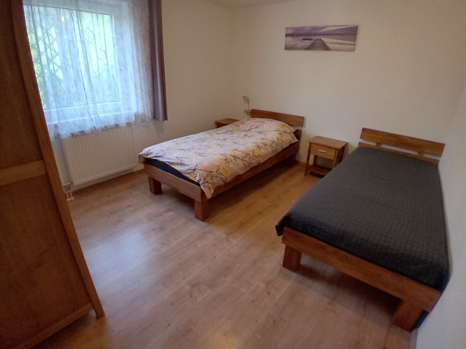 Zweites Schlafzimmer mit zwei getrennten Betten