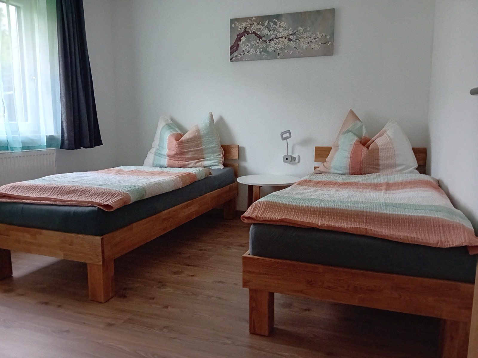Schlafzimmer mit zwei getrennten Betten